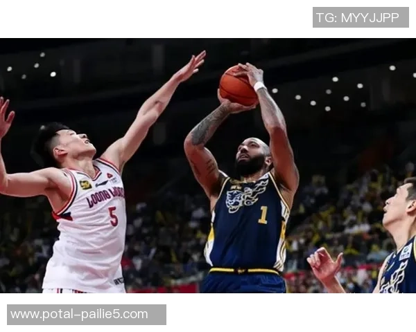 广州男篮对决北控男篮激战正酣双方争夺季后赛名额全力以赴